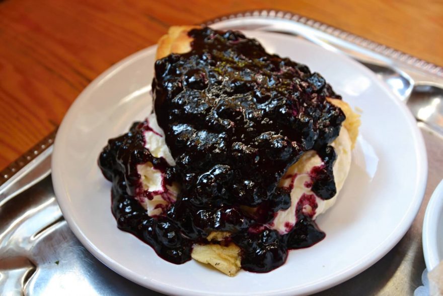 Mlsné jazýčky potěší lívance s borůvkami (naleśniki s jagodami) v chatě Górzystów, Jakuszyce, polské Jizerky.