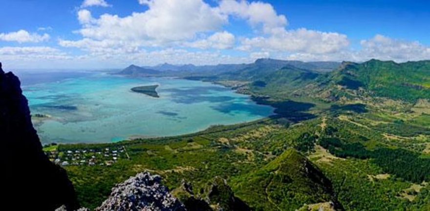 Výhledy při výstupu na Le Morne Brabant na Mauriciu.