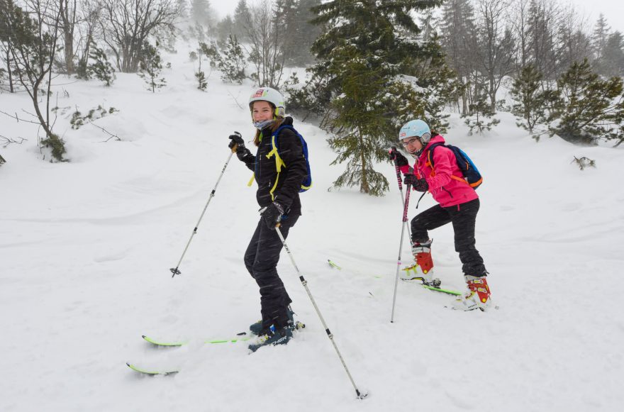 Ideální je předchozí průprava na sjezdovkách a rovněž na běžkách, protože skitouring v podstatě obě aktivity kombinuje.