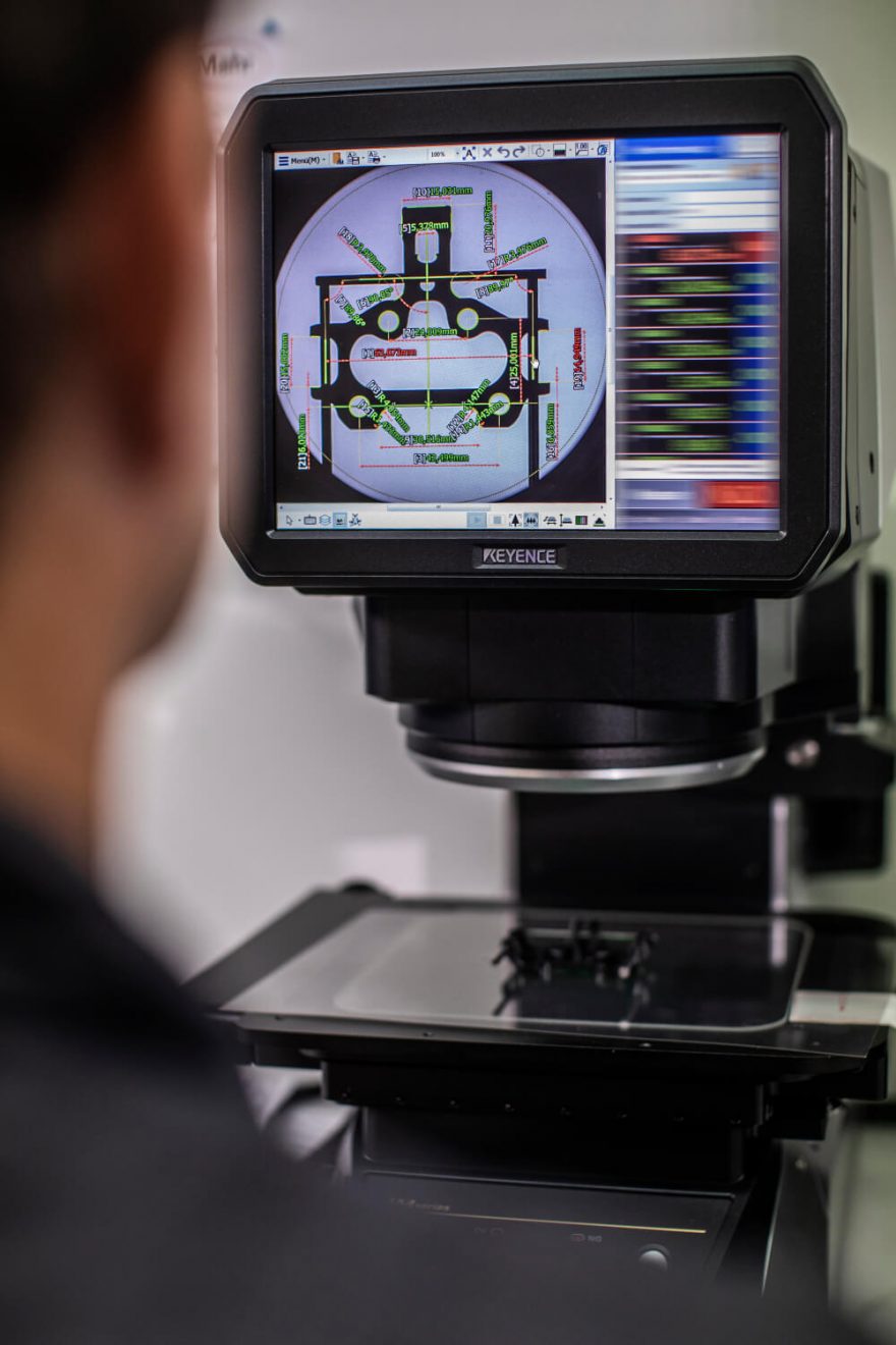 Desetiletá záruka na vázání Dynafit souvisí se stárnutím použitých materiálů, které jsou v zimě vystavovány přírodním vlivům, mrazu, UV záření, soli a syntetické materiály procházejí přirozeným procesem stárnutí.
