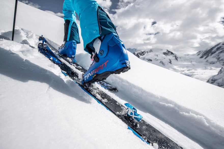 Desetiletá záruka na vázání Dynafit souvisí se stárnutím použitých materiálů, které jsou v zimě vystavovány přírodním vlivům, mrazu, UV záření, soli a syntetické materiály procházejí přirozeným procesem stárnutí.