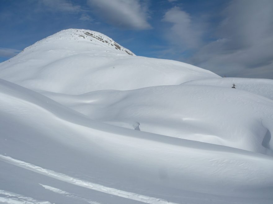 Výstup na vrchol Hochstadl na skialpech. Pohled na Tannstein.