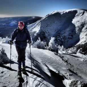 Na skialpech v Krkonoších během kompletního přechodu včetně výstupu na Sněžku