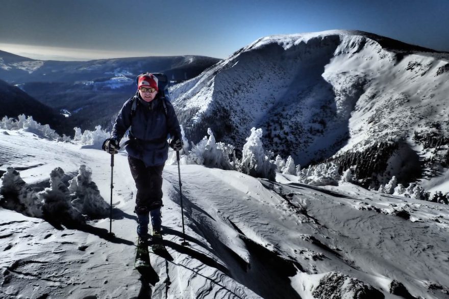 Na skialpech v Krkonoších během kompletního přechodu včetně výstupu na Sněžku