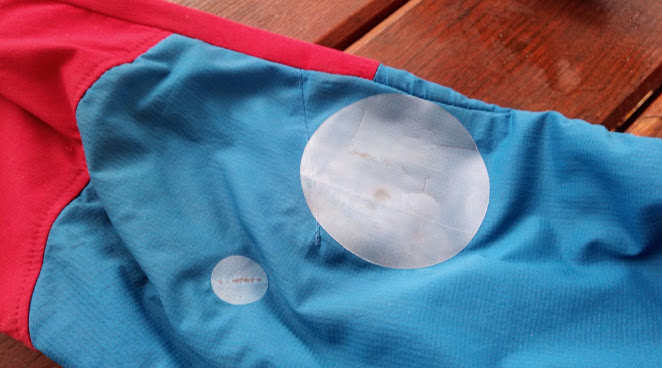 Lepení Polartec Alpha bundy pomocí samolepící záplaty Warmpeace