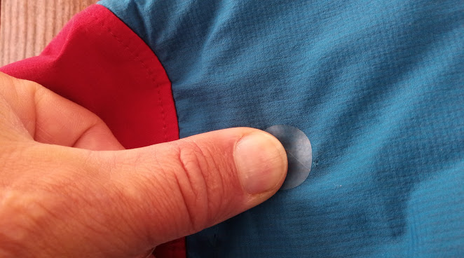 Řádné stlačení záplaty Warmpeace je při lepení důležité