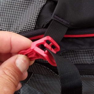Speciální spony, které se nepovolují - Osprey Soelden PRO 32