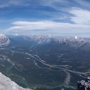 Panorama z vrcholu Mount Rundle v kanadských Rockies
