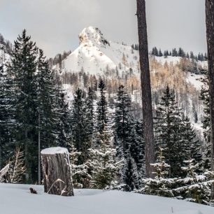 Skialpová túra na Adambaueralm poblíž Wildalpenu, rakouské Alpy.