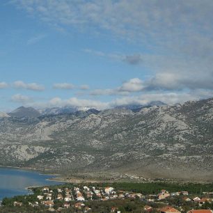 Vápencové pohoří Velebit se táhne při pobřeží Dalmácie v Chorvatsku.