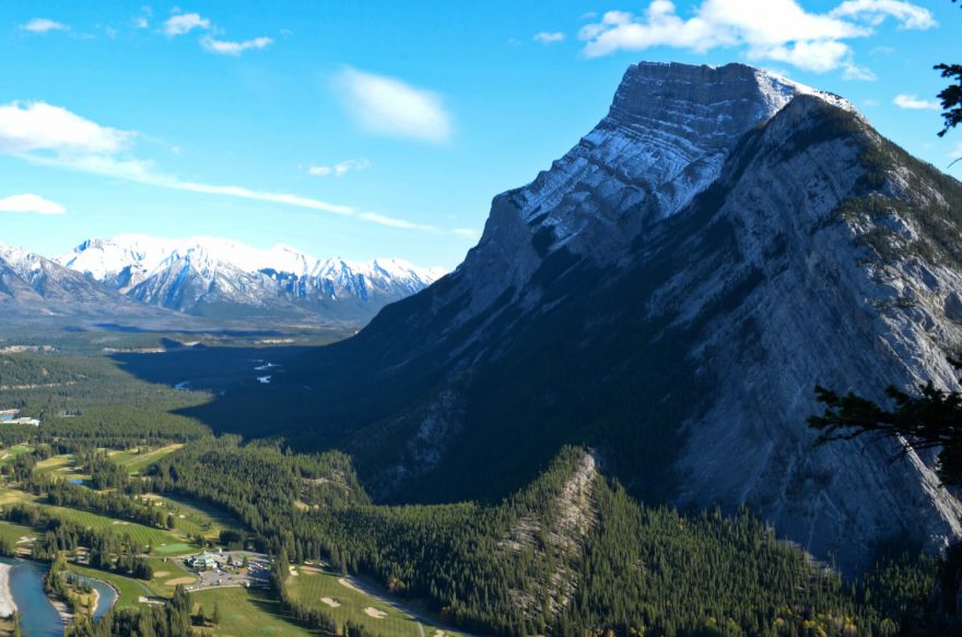 Kolmá stěna Mount Rundle, Rocky Mountains, Kanada.