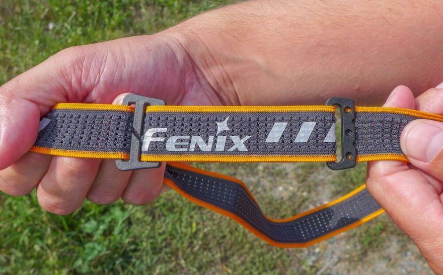 Pásek kolem hlavy je délkově nastavitelný pomocí plastových spon. Samozřejmé jsou reflexní prvky. Fenix HM23