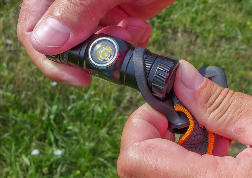 Vyjmutí čelovky ze silikonového držáku je velice jednoduché. Fenix HM23