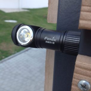 Svítilna Fenix HM51R Ruby drží na železných površích díky magnetické koncovce.