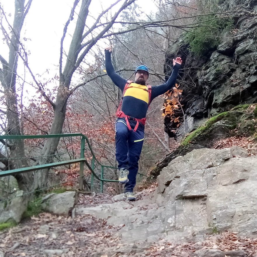 Díky raglánovému střihu a otvorům na palce se rukávy nevyhrnují - Devold Expedition