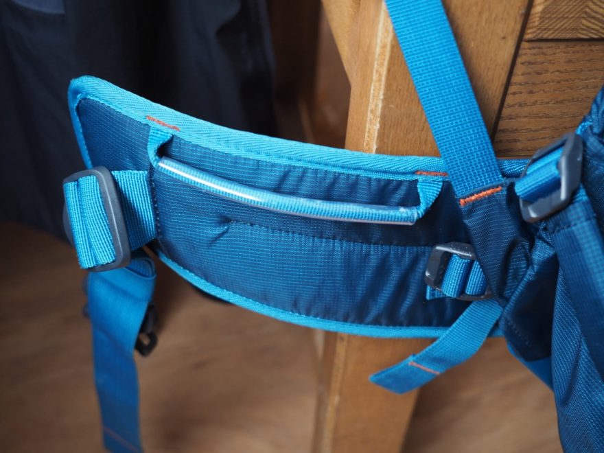 Bederní pás má na levé straně poutko pro zavěšení lezeckého materiálu