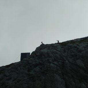 Bivak Pavla Kemperla upevněný ocelovými lany