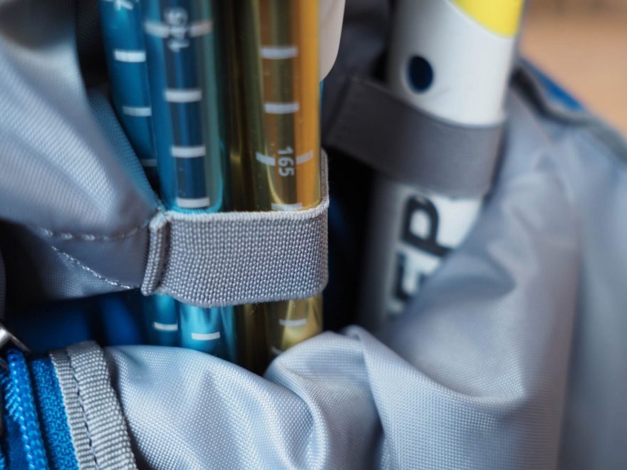 Detail elastického očka k uchycení sondy a násady lavinové lopaty