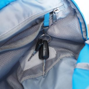 Detail horní kapsy, se síťovanou přihrádkou na zip a háčkem na klíče. Toaletní papír není součástí batohu, pozn. redakce