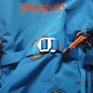 Detail kovového háčku a prošití čela batohu pro diagonální uchycení lyží na batohu