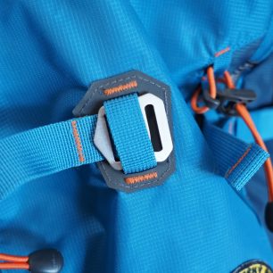 Detail protahování kovového háčku středním poutkem pro umožnění nošení prkna