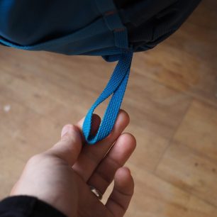 Detail smyčky pro uchycení cepínu nebo trekové hole. Ridge je vybaven dvěmi poutky