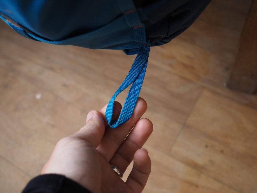 Detail smyčky pro uchycení cepínu nebo trekové hole. Ridge je vybaven dvěmi poutky