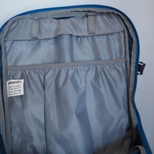 Hlavní komora má přihrádku na pitný vak, který se u Pinguinu standardně přichycuje na dvě očka se suchým zipem