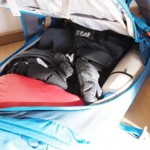 Hlavní komora se plní od zad. Se zádovou výztuží se záda nedají zcela odklopit