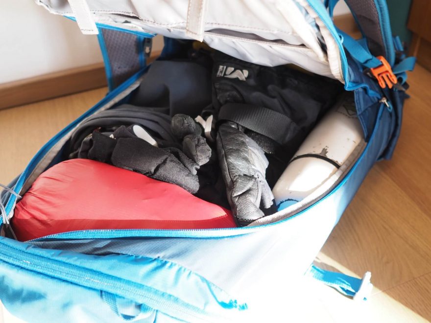 Hlavní komora se plní od zad. Se zádovou výztuží se záda nedají zcela odklopit