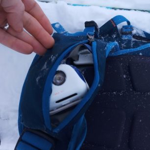 Kapsička bederáku pojme čelovku a třeba tyčinku na svačinu