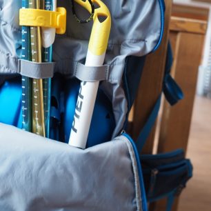 Lavinovou výbavu na svém místě drží dvě elastická poutka