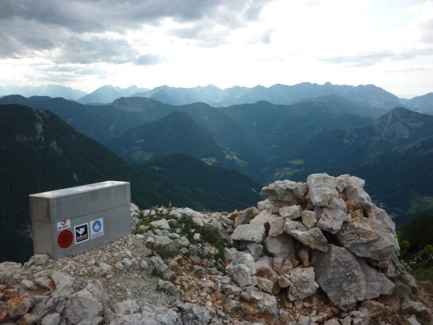 Výhled z vrcholu Vratca na nejzápadnější cíp Kamnicko Savinjských Alp