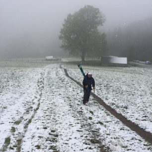 Říjnové skialpování v Beskydech vyžaduje pár kilometrů chůze. Zde oceníte různé způsoby uchycení lyží