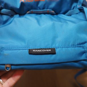 Ve dně batohu je do zipové kapsy schovaná pláštěnka.