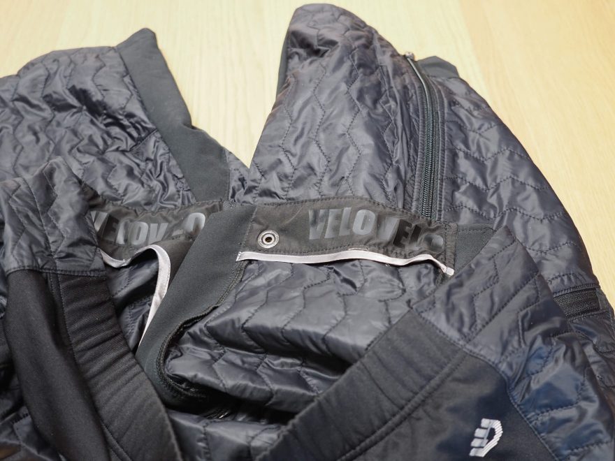 Využití protiskluzového potisku z cyklodresů. Silikonový nápis udrží kraťasy na svém místě