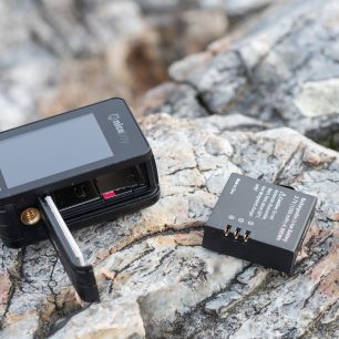 Baterii lze vyndat snadno, horší je to pak s microSD kartou