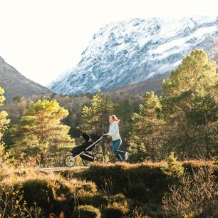 Emelie Forsberg si s kočárkem Thule Glide 2 užívá běhání norskou přírodou.