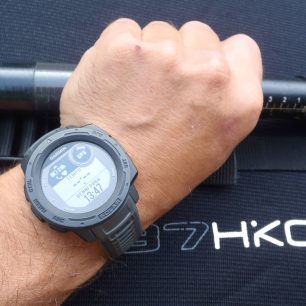 Sledování aktivity - kajak. Načítání GPS signálu - GARMIN Instinct Solar