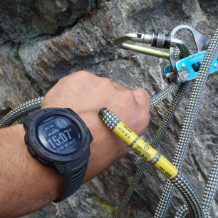 Testování hodinek při skalním lezení GARMIN Instinct Solar