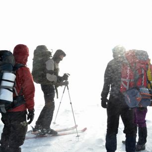 Spaní venku v zimě vyžaduje správné vybavení.