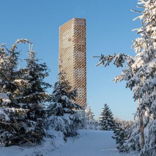 V roce 2019 vyrostla na zalesněném vrcholu Velké Deštné nová rozhledna.
