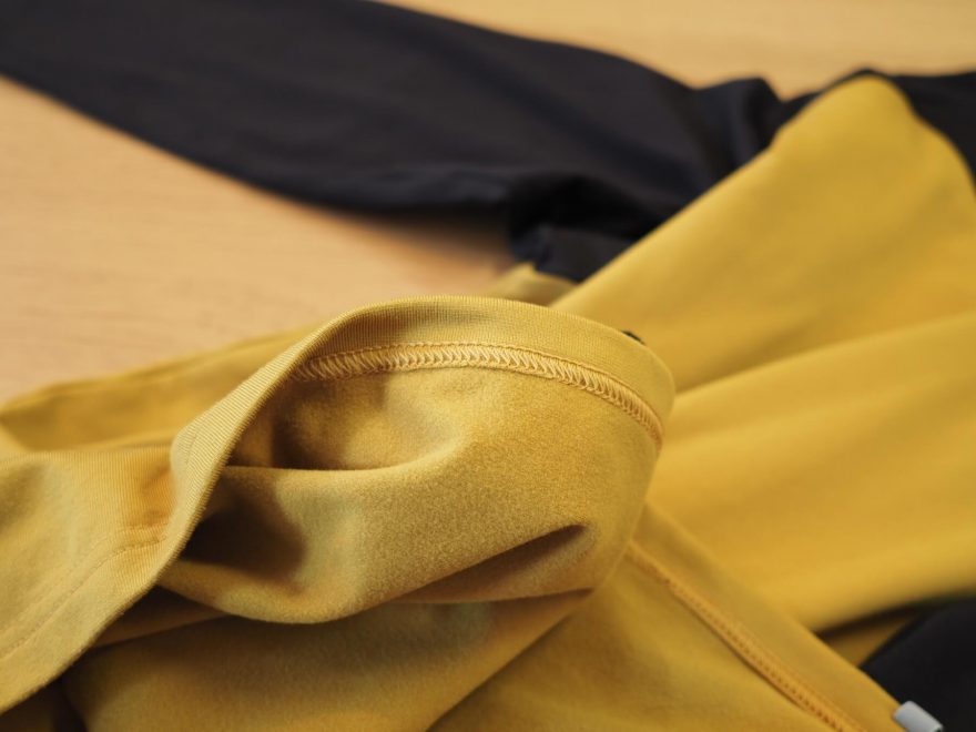 Využití plochých švů je žůležitou součástí. Rubová strana látky je velice měkká a příjemná. Navíc dobře odvádí pot