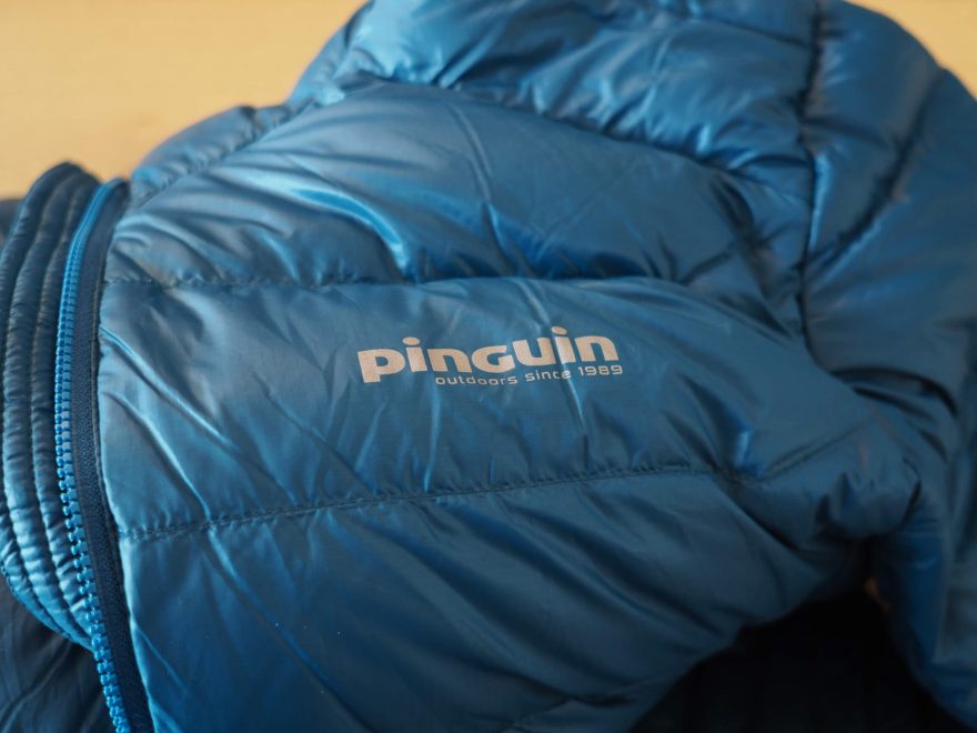 Pro lepší viditelnost je logo Pinguin a další potisky řešeny reflexní barvou.