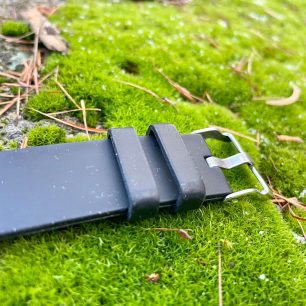 Detail fixace řemínku hodinek Niceboy X-fit Watch.