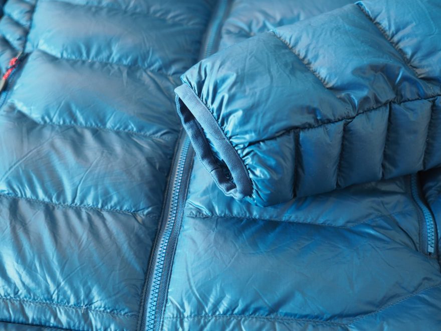 Pruženka na konci rukávů zabraňuje úniku tepla.