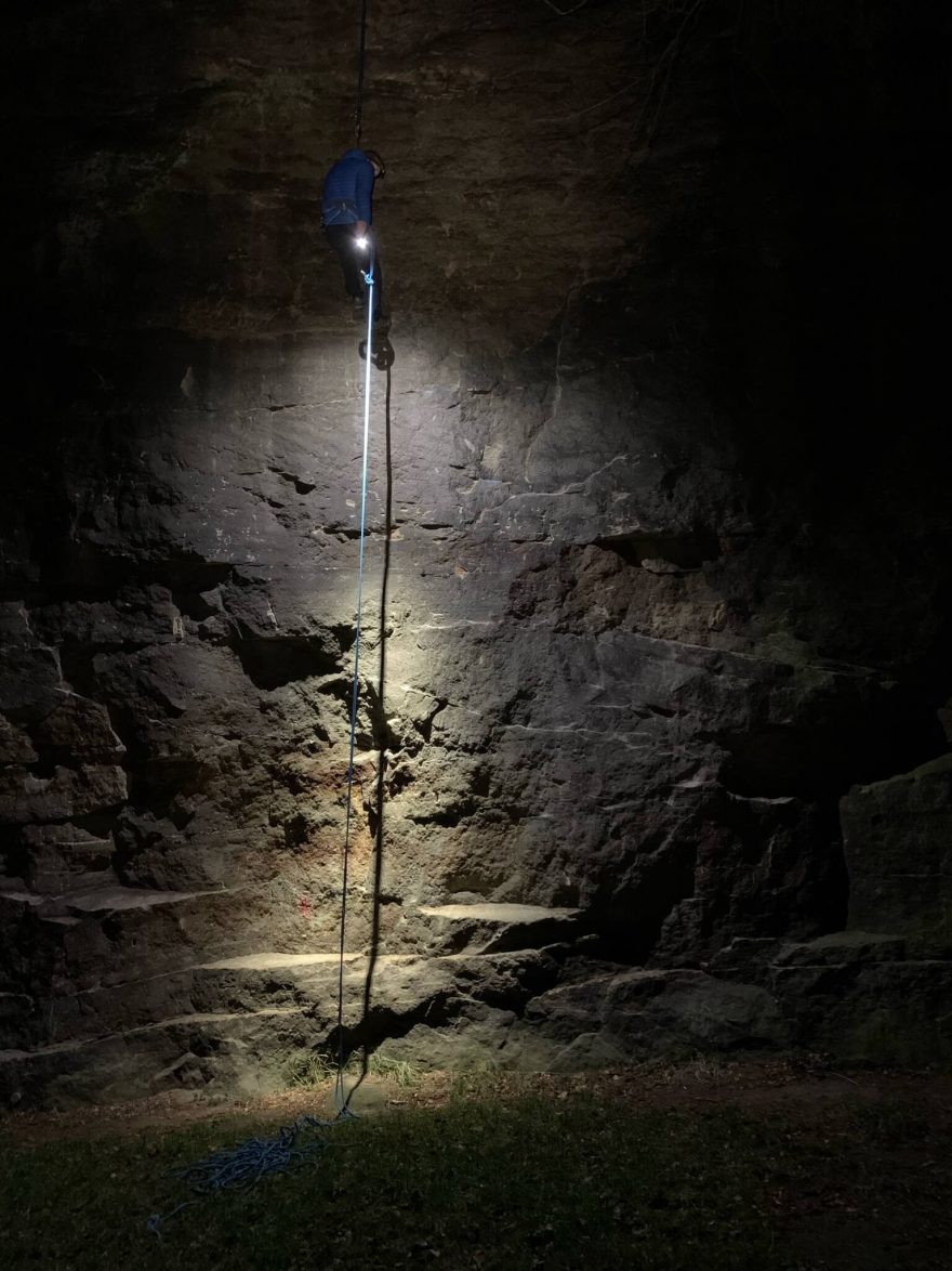 Svítilna Fenix E35 V3.0 poslouží i při horolezeckých technikách.
