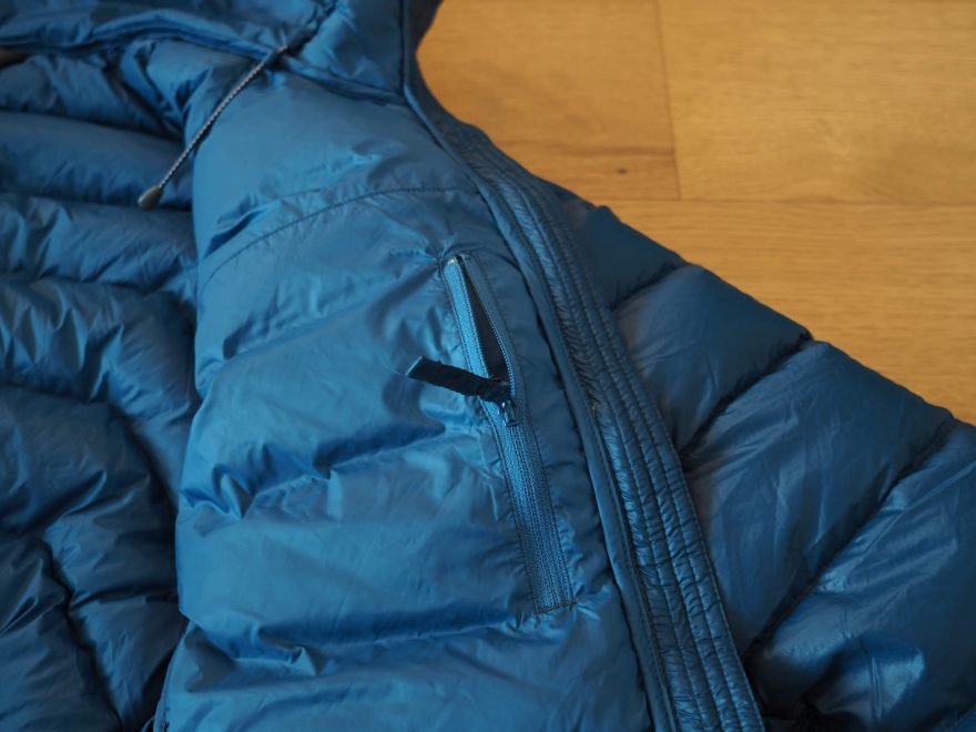 Vnitřní náprsní kapsy mají obrácený zip s látkovým táhlem, aby nedřel oblečení.