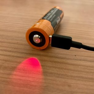 Červená signalizace nabíjení svítilny Fenix E35 V3.0.