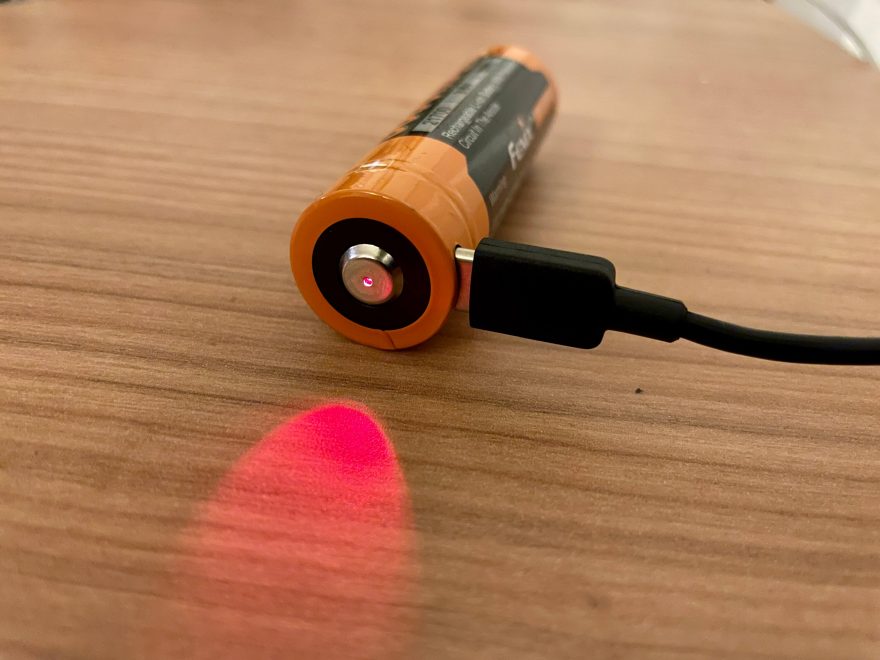 Červená signalizace nabíjení svítilny Fenix E35 V3.0.